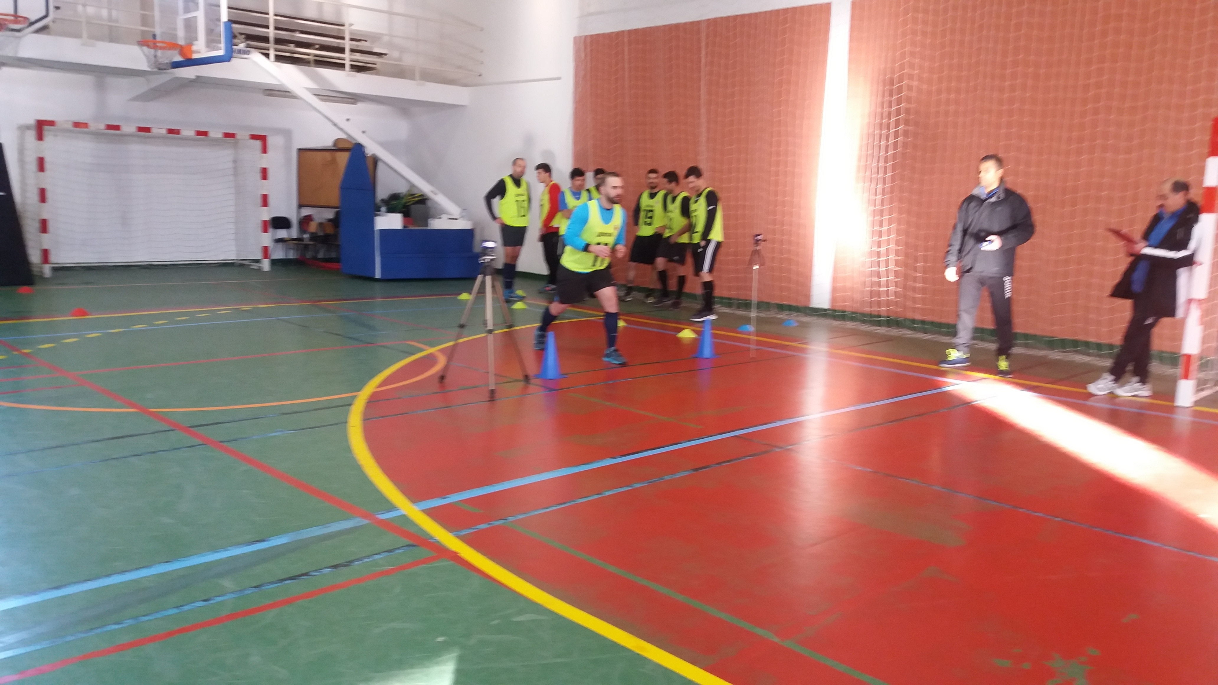 Árbitros de Futsal em formação e realização de testes escritos e provas físicas.