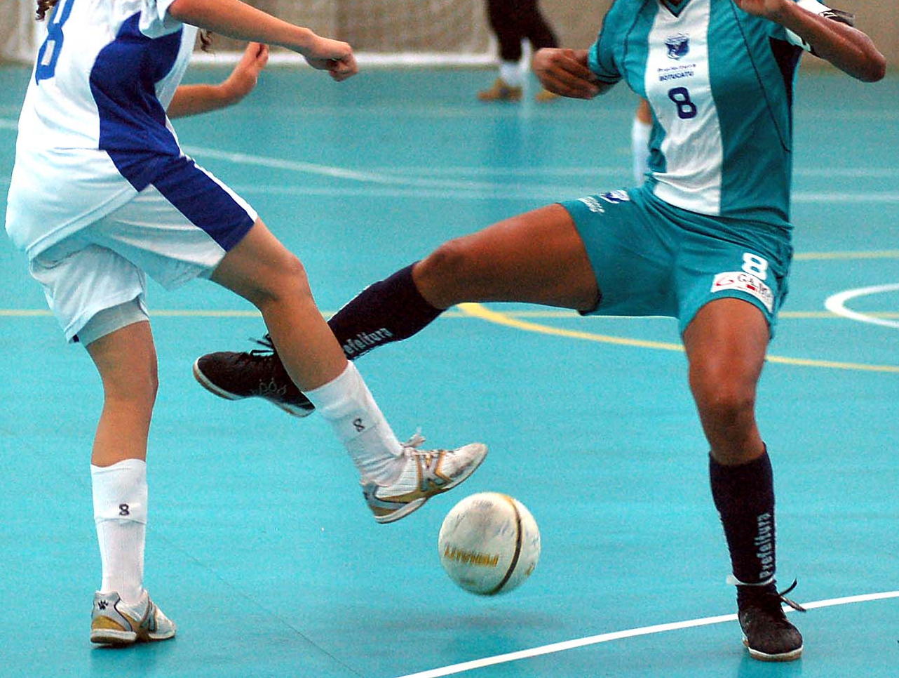 Sub/17 Femininos de Futsal em treino de aperfeiçoamento.